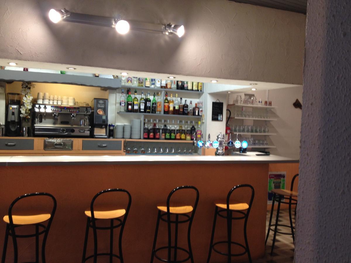 Bar Hotel De La Place Mezel Extérieur photo