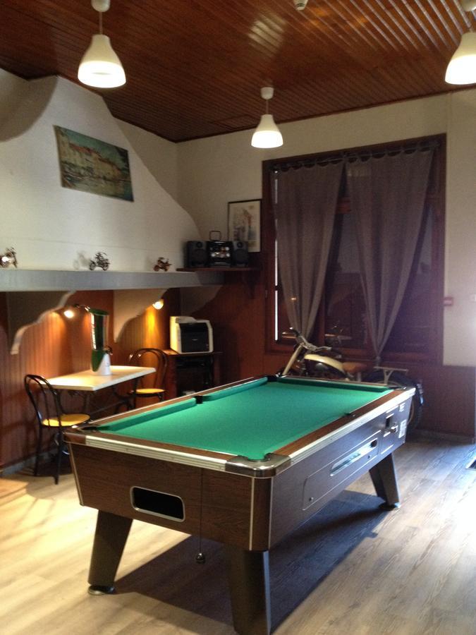 Bar Hotel De La Place Mezel Extérieur photo