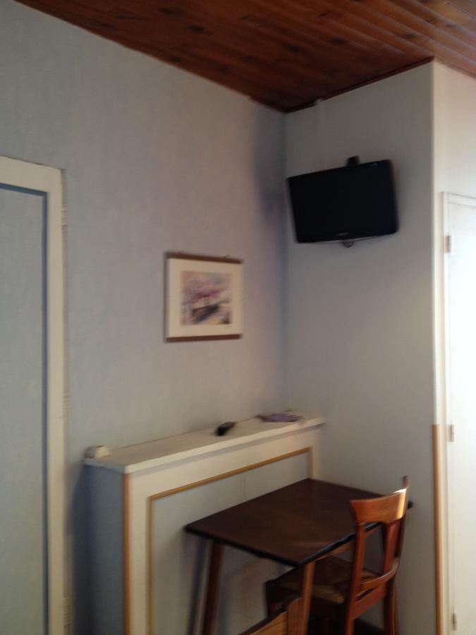 Bar Hotel De La Place Mezel Extérieur photo