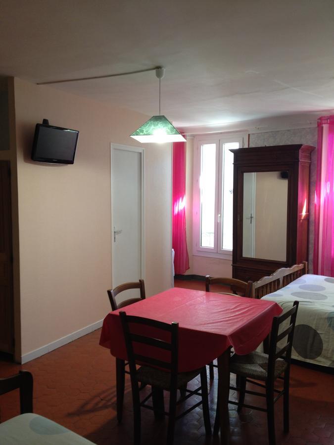 Bar Hotel De La Place Mezel Extérieur photo